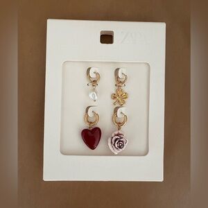 ZARA PACK OF CHARM EARRINGS
Color: golden